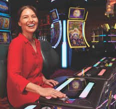 618slotgame တွင် မြန်မာ ကစားသမားများ Mobile App ဖြင့် စလော့ဂိမ်း ကစားနေသောမြင်ကွင်း